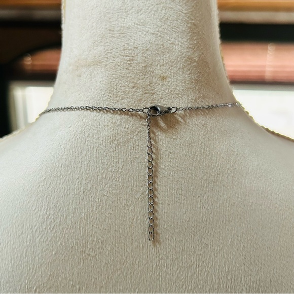 Handcrafted pink iridescent Victorian lady cameo pendant on chain necklace - Picture 6 of 7